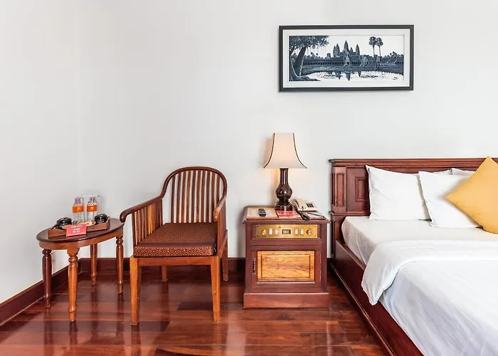 Hotel The By Royal Crown