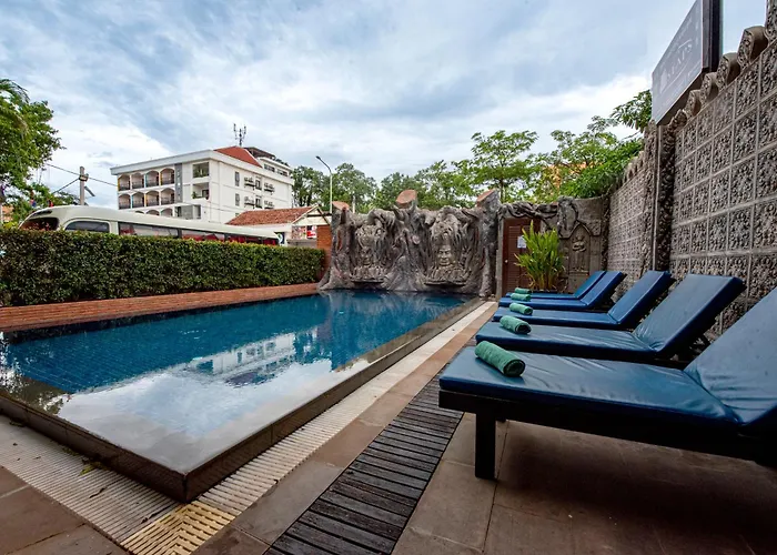 Hotel The By Royal Crown
