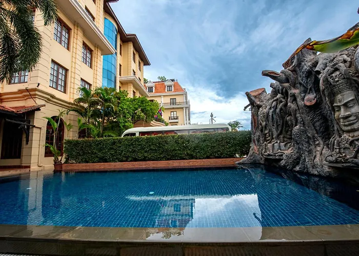 The By Royal Crown 4*