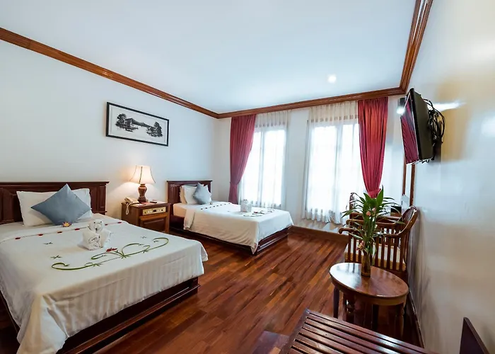 Hotel The By Royal Crown
