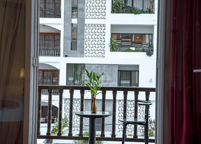 Hotel The By Royal Crown