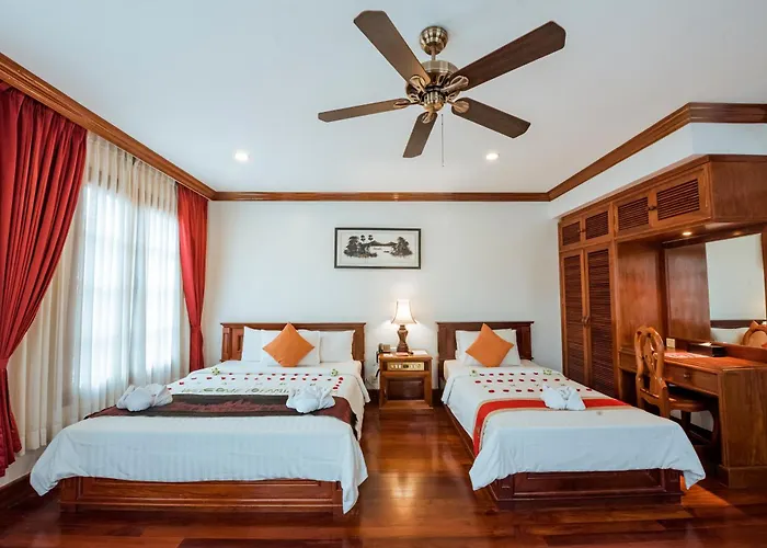 Hotel The By Royal Crown