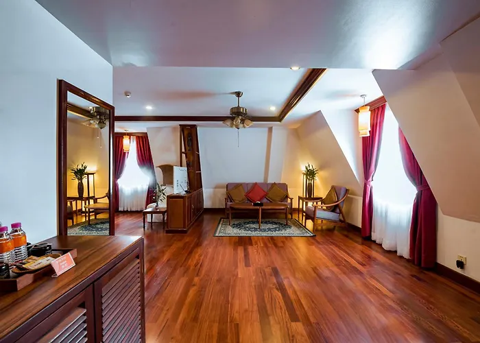 The By Royal Crown Hotel