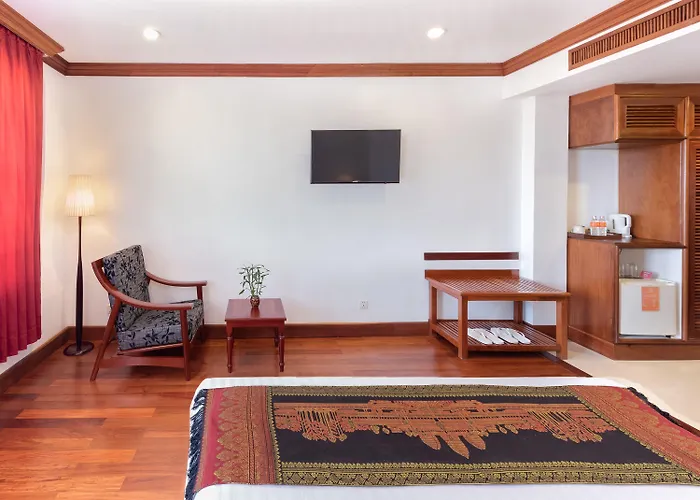 Hotel The By Royal Crown