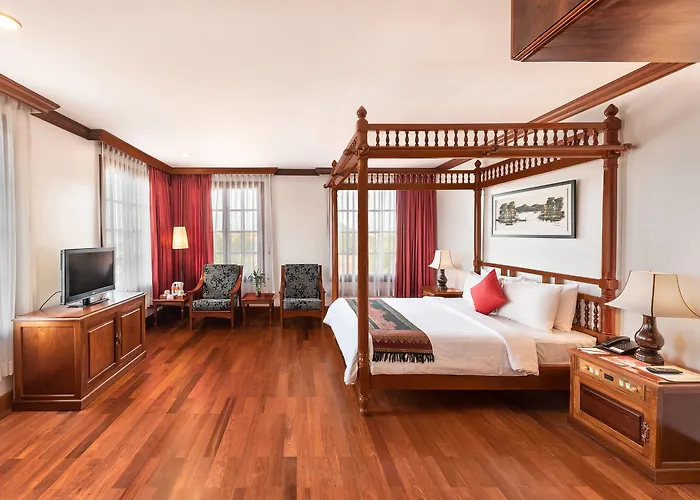 The By Royal Crown 4*