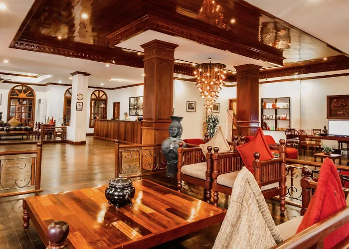 Hotel The By Royal Crown
