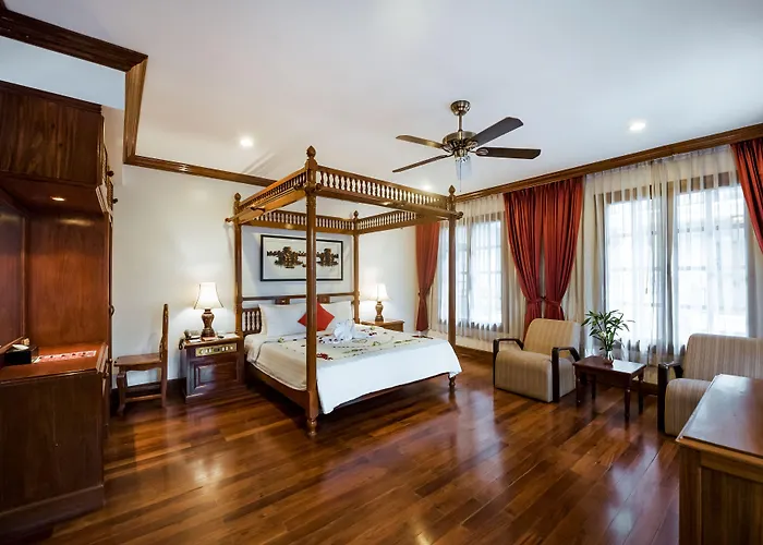 Hotel The By Royal Crown