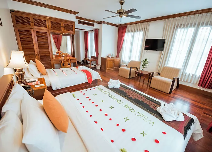 Hotel The By Royal Crown