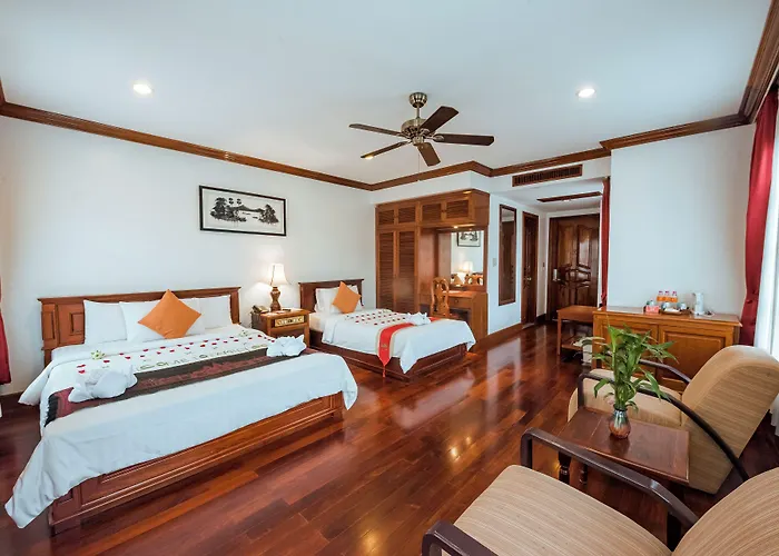 Hotel The By Royal Crown