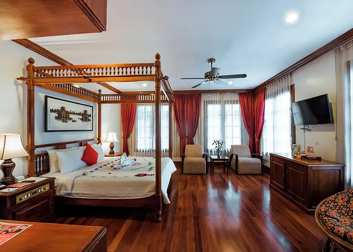 Hotel The By Royal Crown 4*