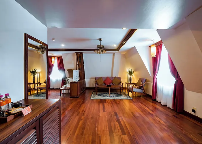Hotel The By Royal Crown
